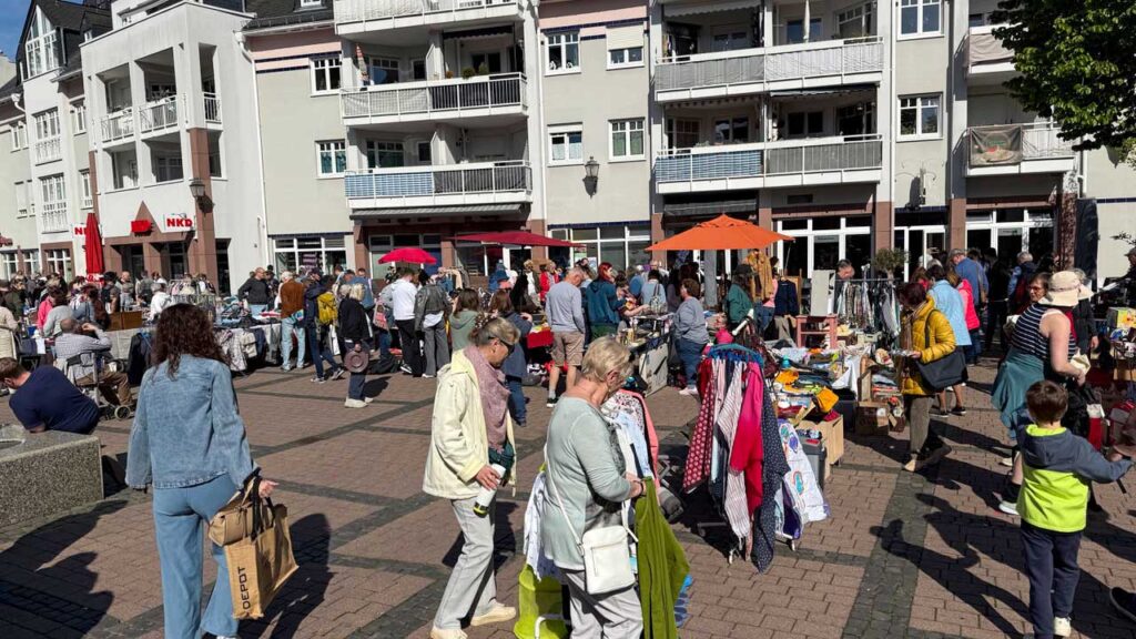 Flohmarkt auf dem Löherplatz zu Gunsten der Hospizstiftung