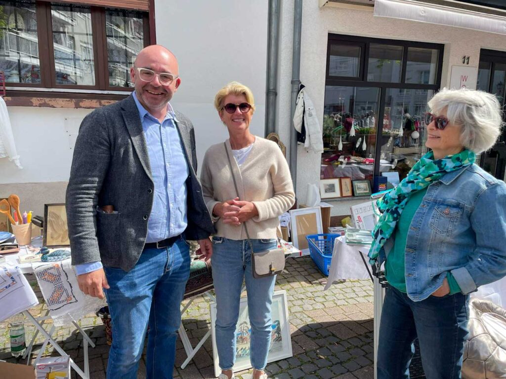 Flohmarkt auf dem Löherplatz zu Gunsten der Hospizstiftung