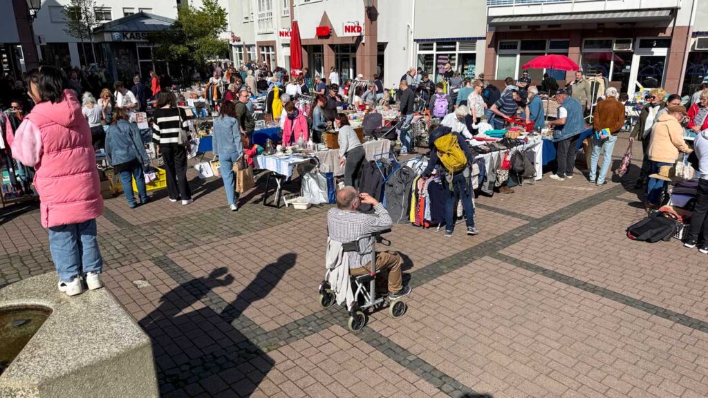 Flohmarkt auf dem Löherplatz zu Gunsten der Hospizstiftung