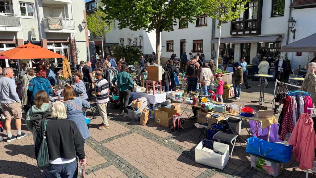 Flohmarkt auf dem Löherplatz zu Gunsten der Hospizstiftung