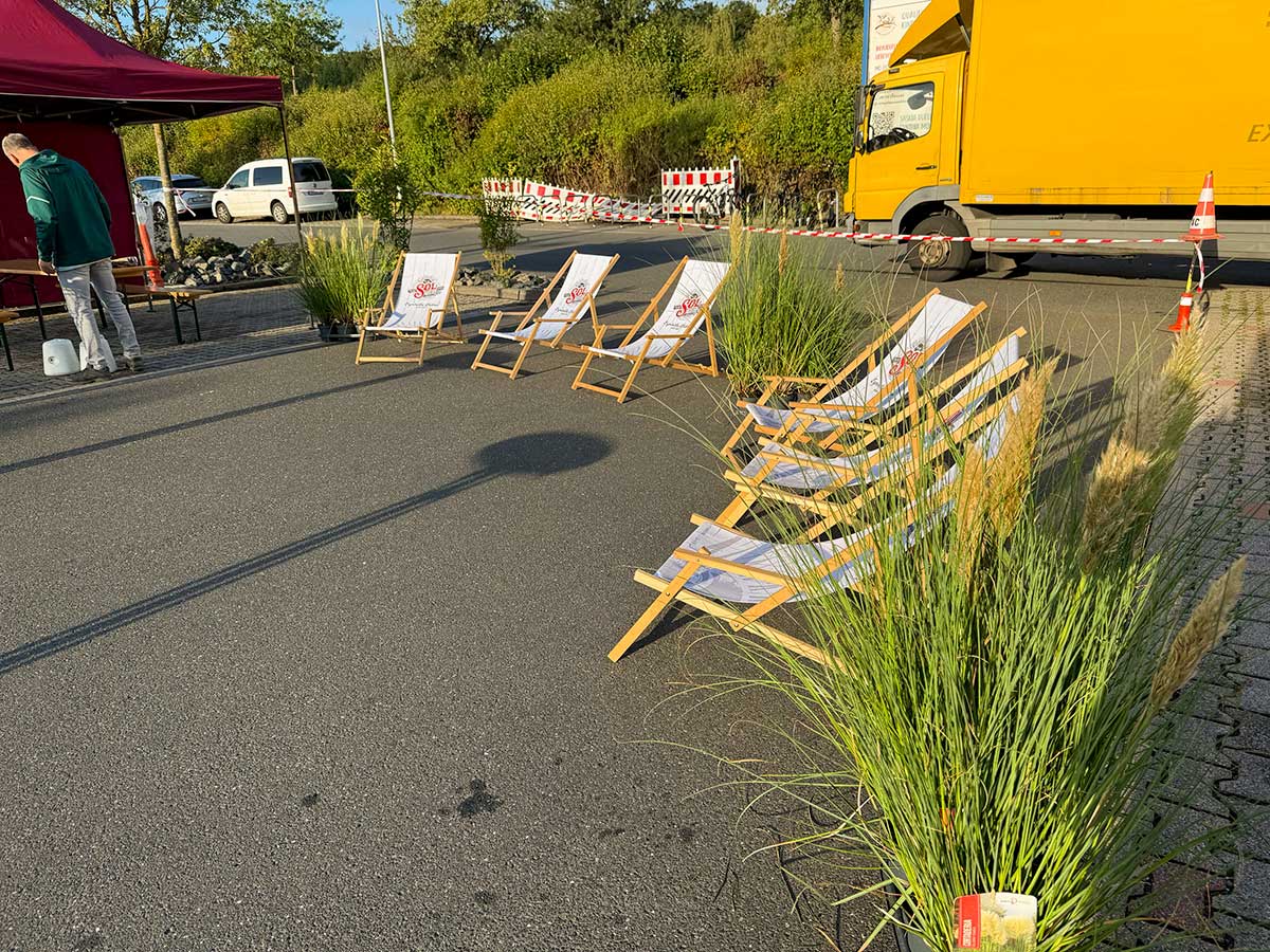 Sommerfest auf dem Parkplatz bei Edeka