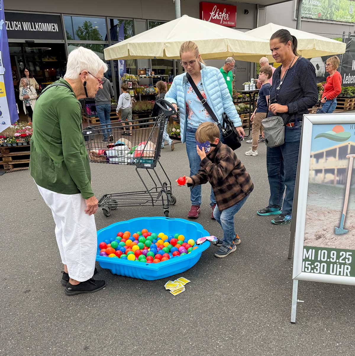 Sommerfest auf dem Parkplatz bei Edeka