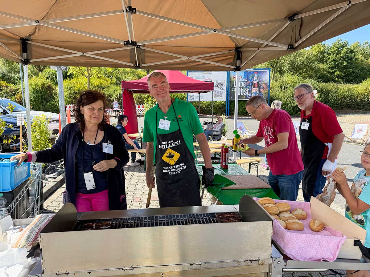 Sommerfest auf dem Parkplatz bei Edeka