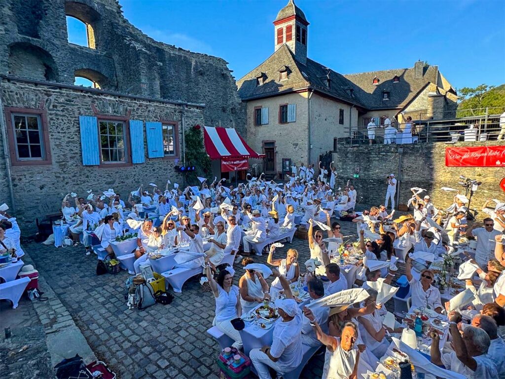 Charity Diner en Blanc auf Burg Eppstein