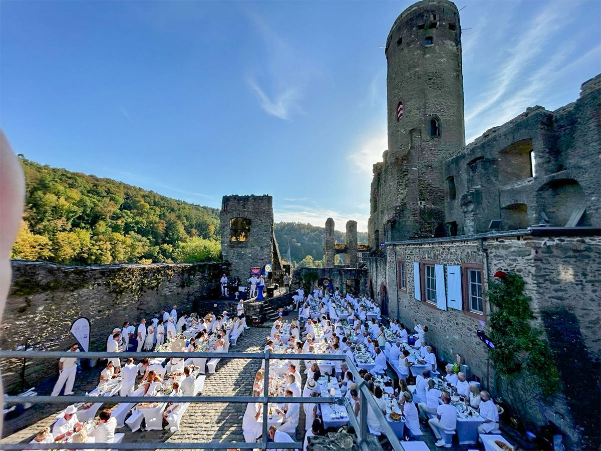 Charity Diner en Blanc auf Burg Eppstein